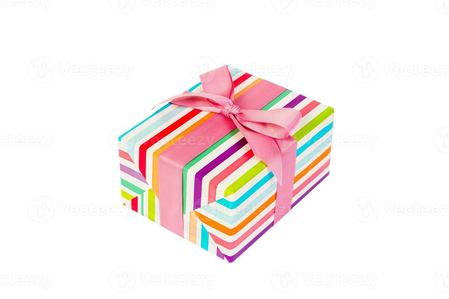 weihnachten oder andere feiertage handgemachtes geschenk in farbigem papier mit rosa schleife. isoliert auf weißem Hintergrund, Ansicht von oben. Thanksgiving-Geschenkbox-Konzept foto