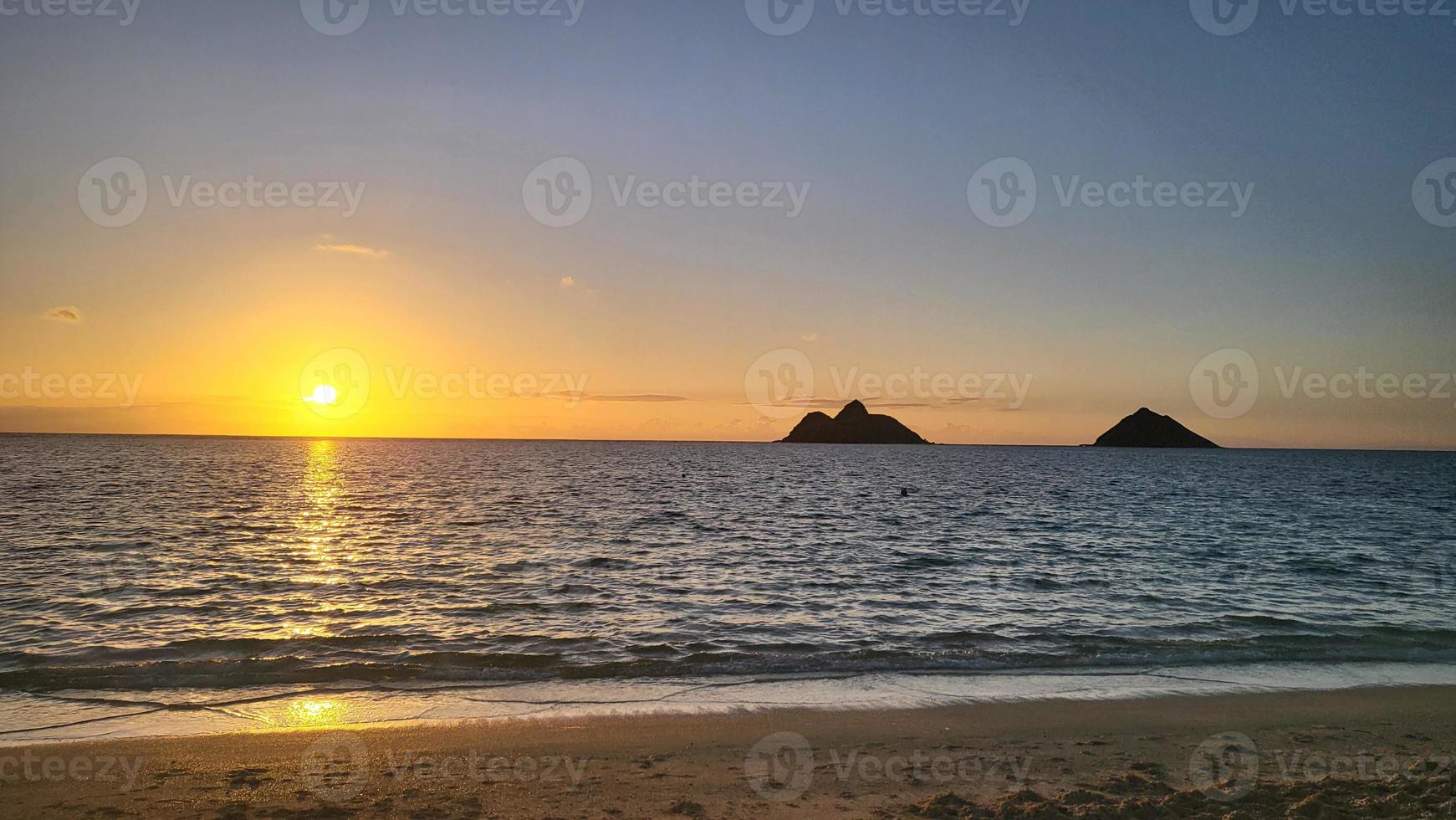 Sonnenaufgang mit den Mokes Islands foto