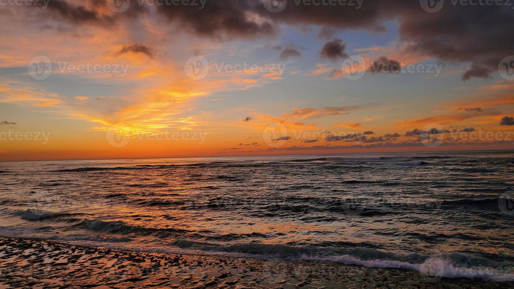 Sonnenuntergang an der Nordküste von Oahu foto