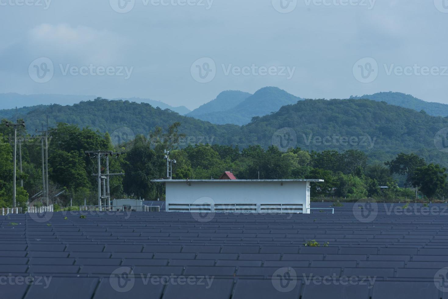 Solarpanel im Solarkraftwerk zur Innovation grüner Energie für das Leben. foto