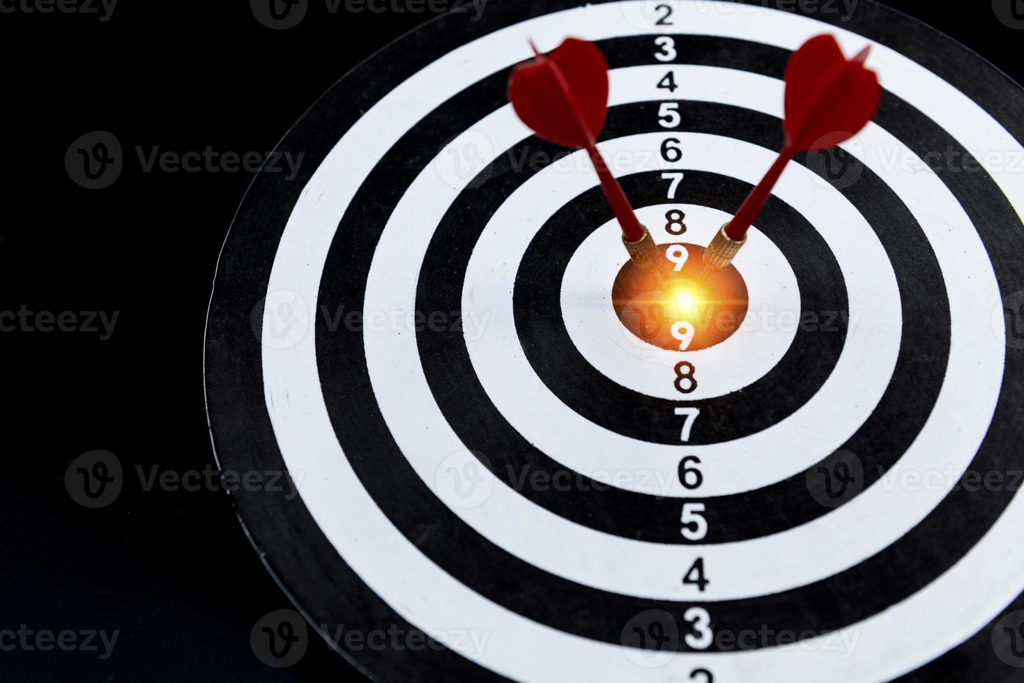 Zwei Pfeile treffen ihr Ziel auf rotem Hintergrund, Konzept für den Erfolg, Darts Bewegungsunschärfe. foto