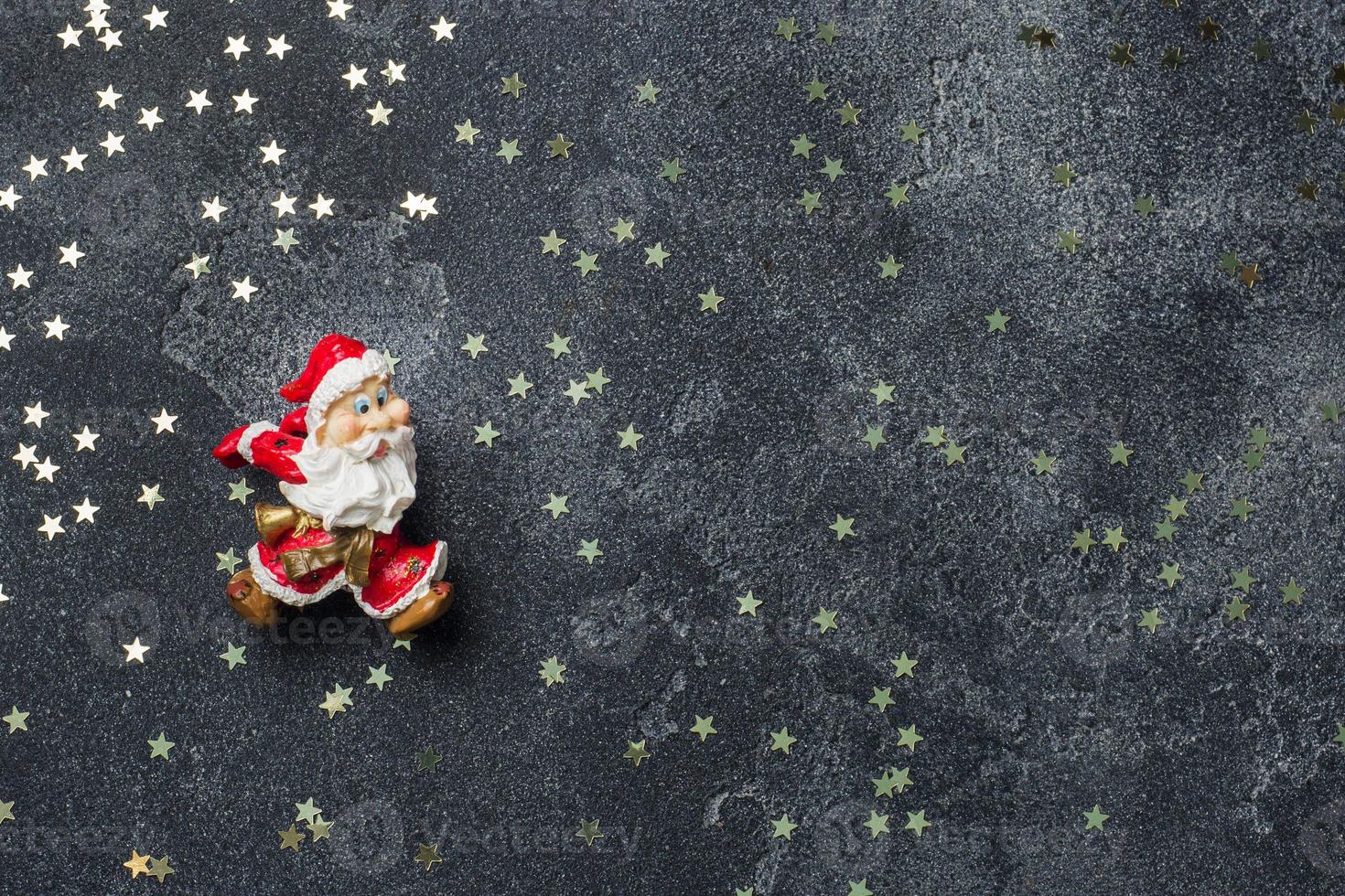 das konzept der weihnachtsnacht. weihnachtsmann auf einem dunklen sternhintergrund. Platz kopieren foto