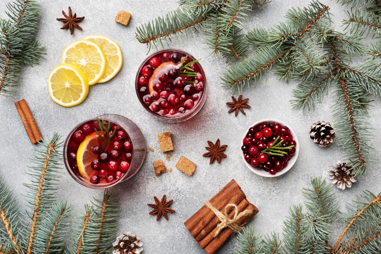 Cranberrysaft mit Zitrone und Rohrzucker. Winter-Heißgetränk. foto