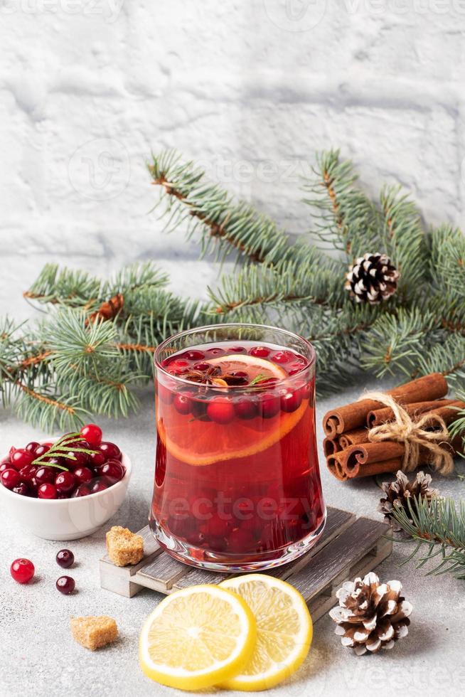 Cranberrysaft mit Zitrone und Rohrzucker. Winter-Heißgetränk. foto