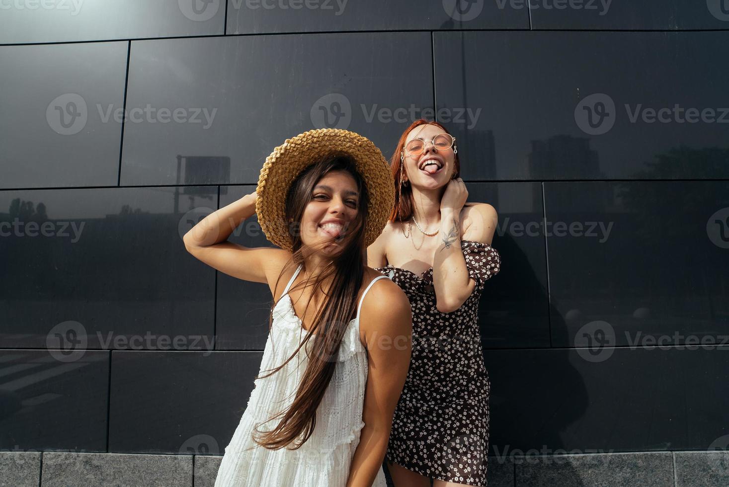 zwei attraktive junge Frauen, die an der frischen Luft herumalbern. foto