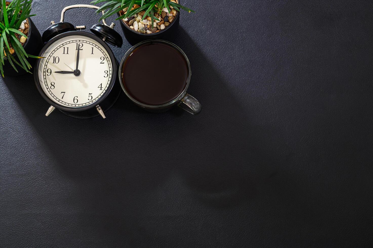 Tasse Kaffee und eine Uhr auf dem Schreibtisch foto