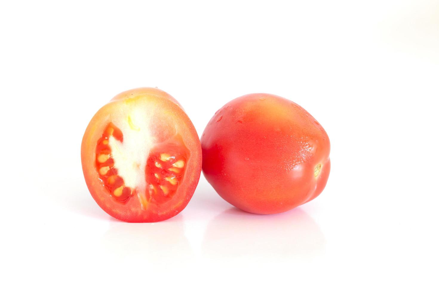 frische Tomaten auf weißem Hintergrund foto