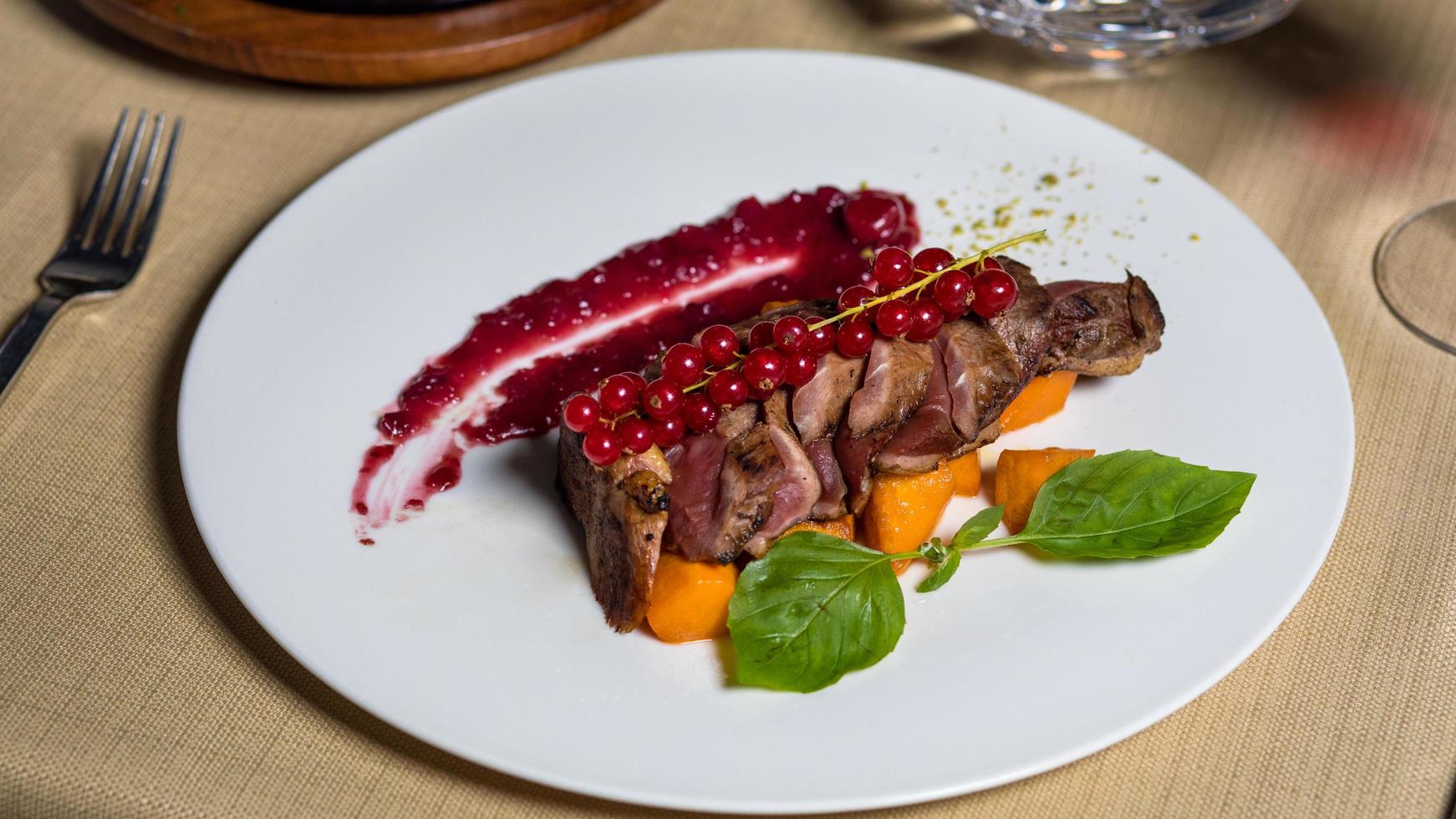 gekochtes Steak mit Preiselbeeren foto