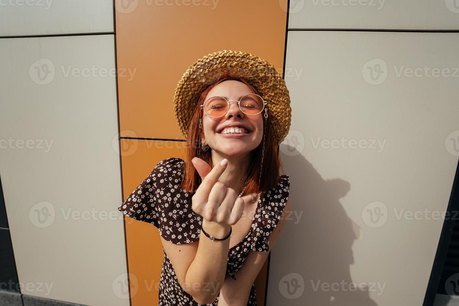 nette junge frau, die an der kamera lacht foto