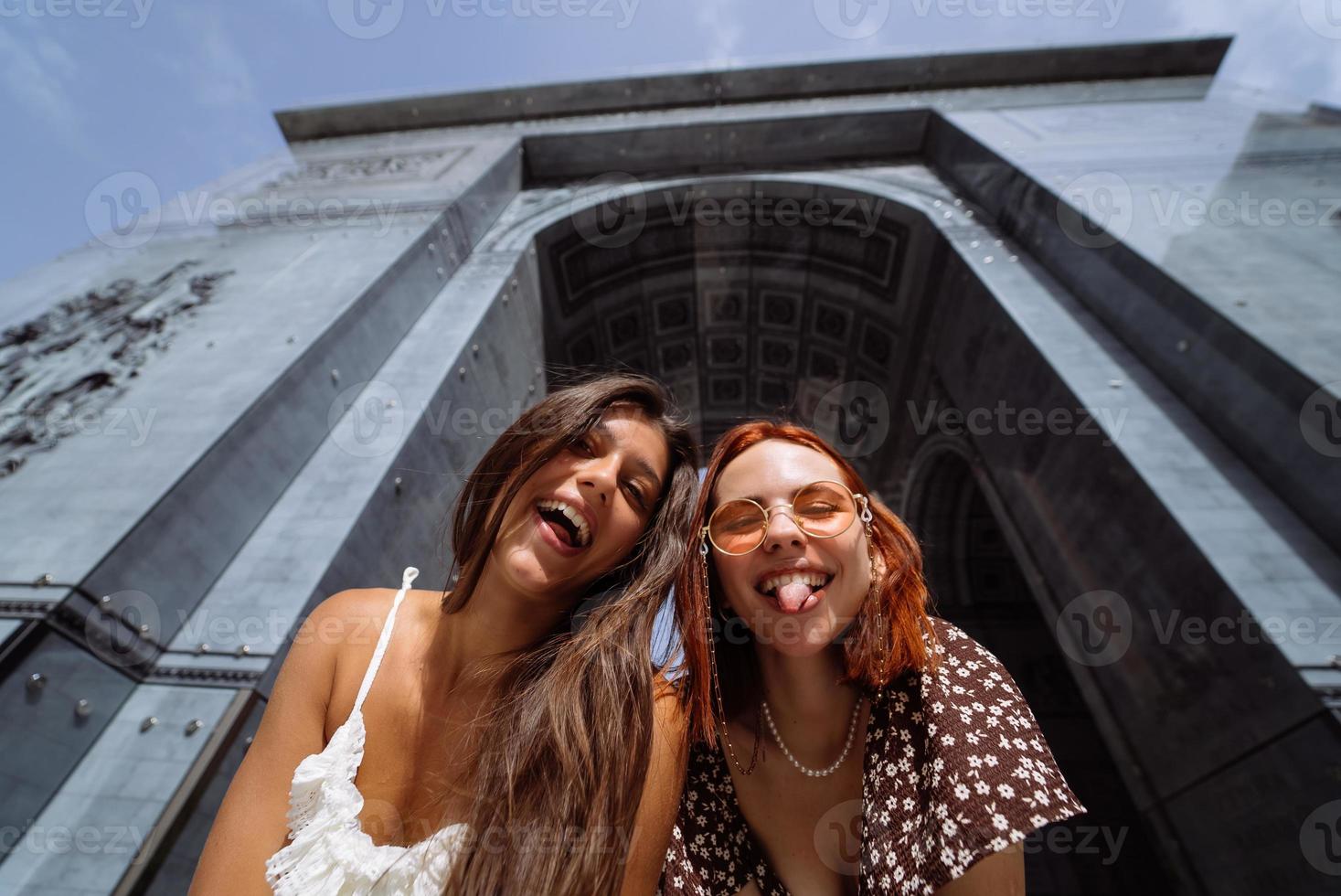 sexy sorglose frauen, die auf straßenhintergrund posieren. foto