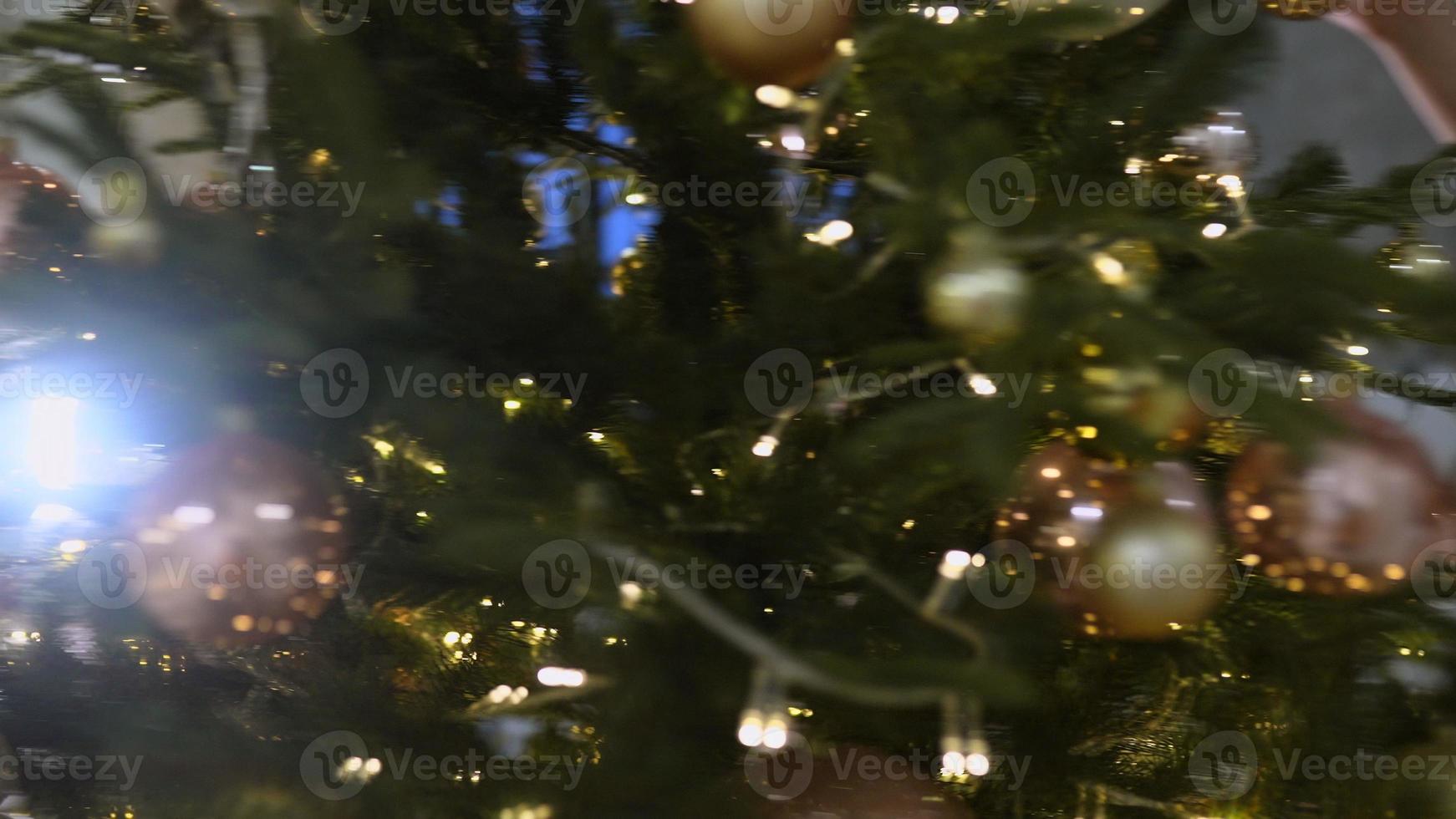 hübsche attraktive frauen schmücken den weihnachtsbaum mit kugeln foto