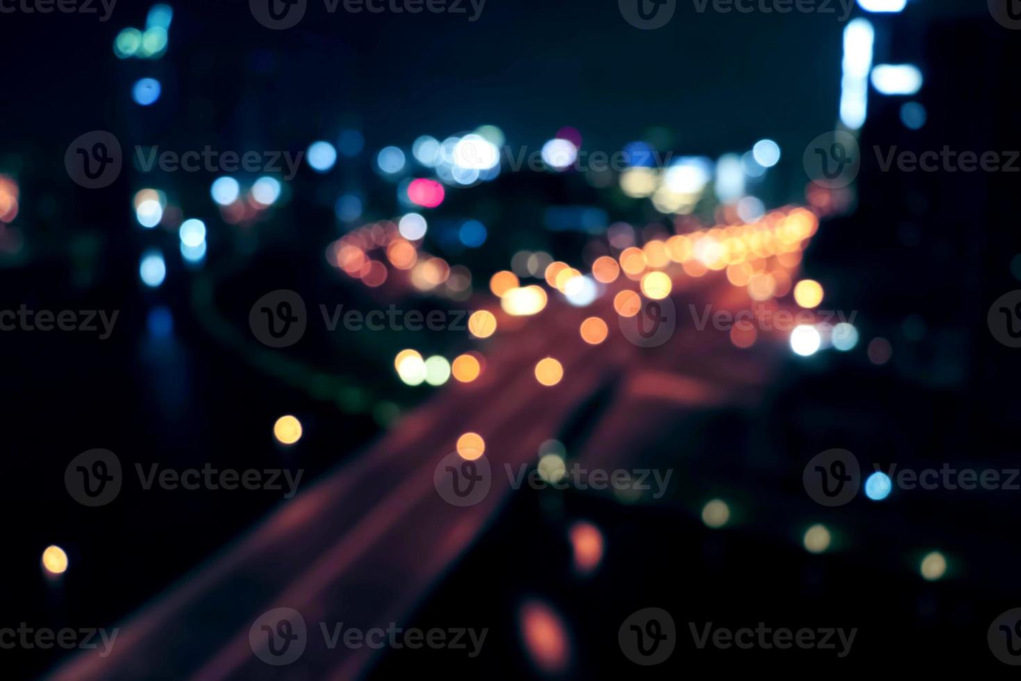 Stadtlicht . Nachtverkehr in der Stadt. verschwommenes Bremslicht. Vintage Nachtstadtlicht. urbanes stadtbild abstrakte bewegung. Dämmerung Himmel Hintergrund. foto