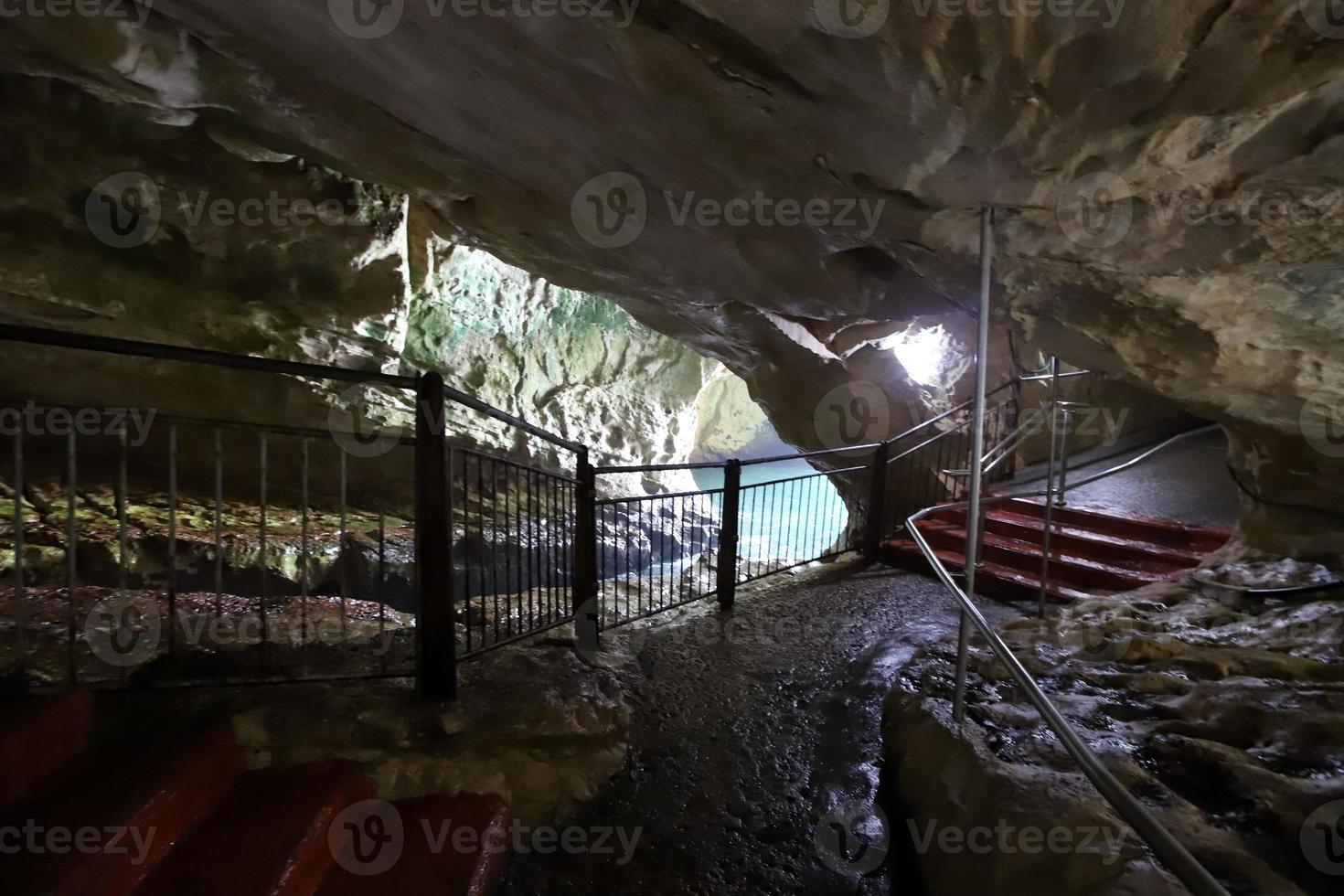 grotten in den kreidefelsen am ufer des mittelmeeres. foto