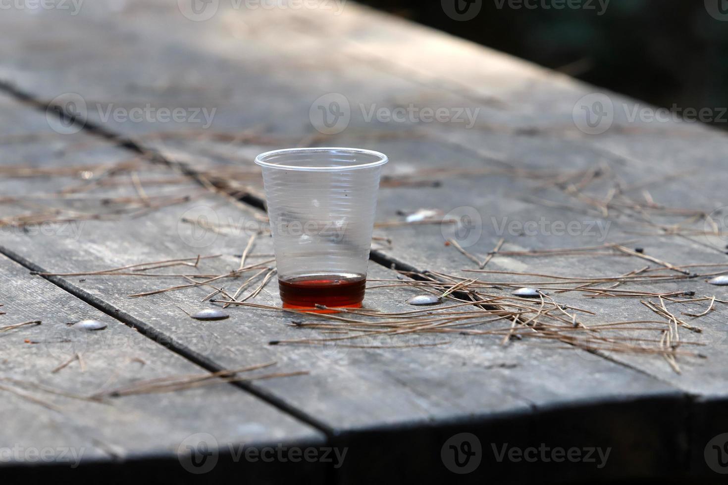 Ein alkoholfreies Erfrischungsgetränk wird in ein Glas gegossen. foto