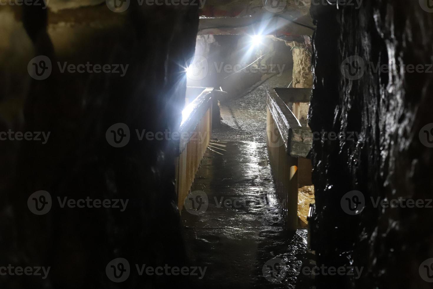 grotten in den kreidefelsen am ufer des mittelmeeres. foto