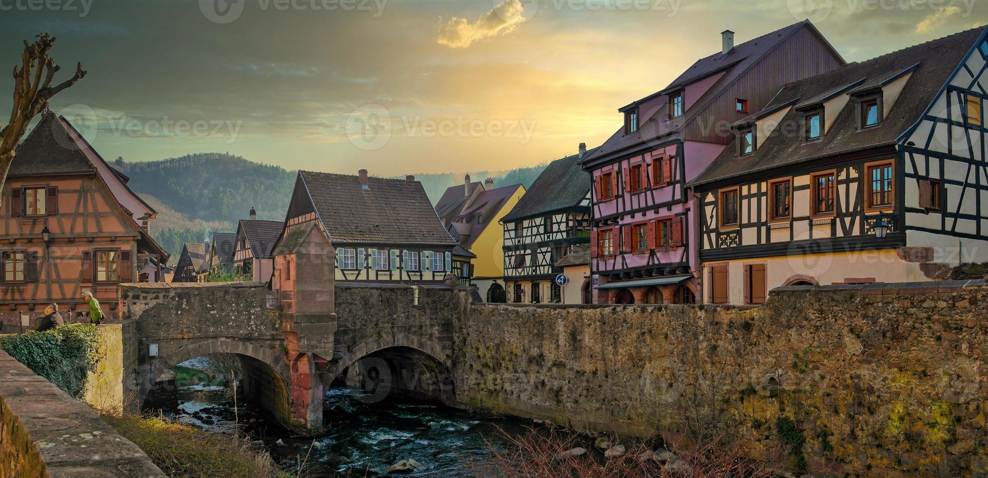 ein kleines französisches Dorf mit traditionellem Fachwerkhaus foto