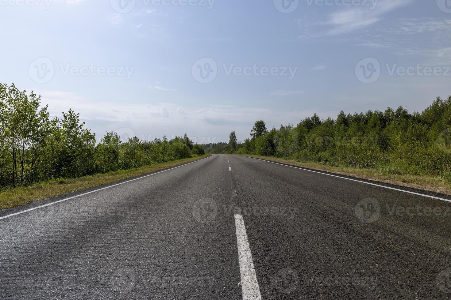 schmale asphaltierte Straße für Autos foto