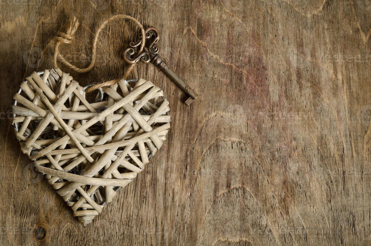 Korbherz handgemacht mit dem Schlüssel auf einem Holzsockel foto