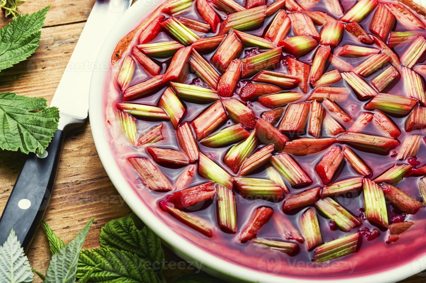 leckerer Kuchen mit Rhabarber und Himbeeren, Sommerkuchen foto