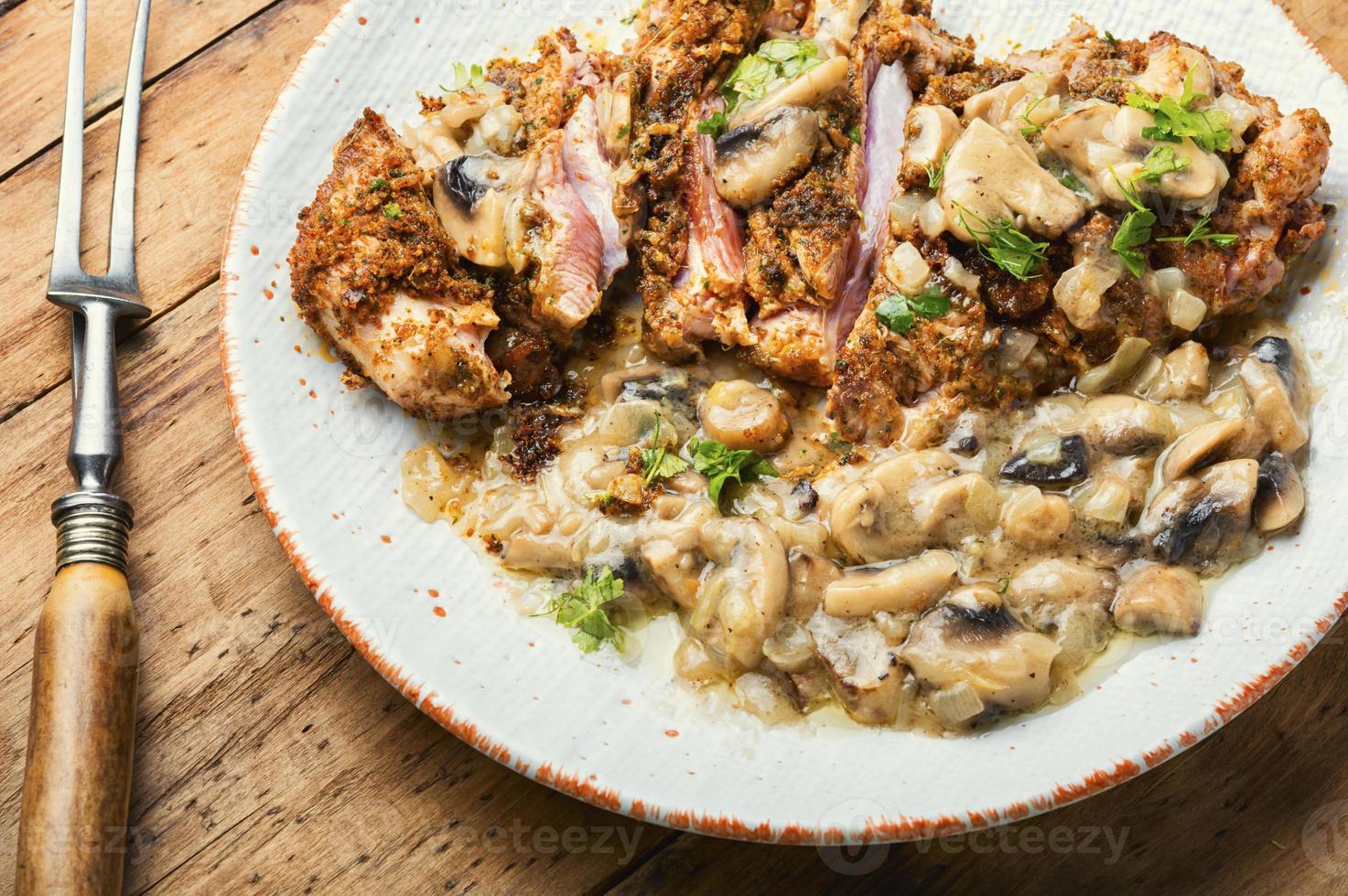 Putenschnitzel mit gebratenen Champignons foto