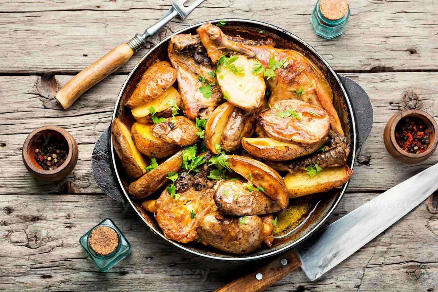 Huhn mit Kartoffeln in einer Pfanne gebacken, Ansicht von oben foto