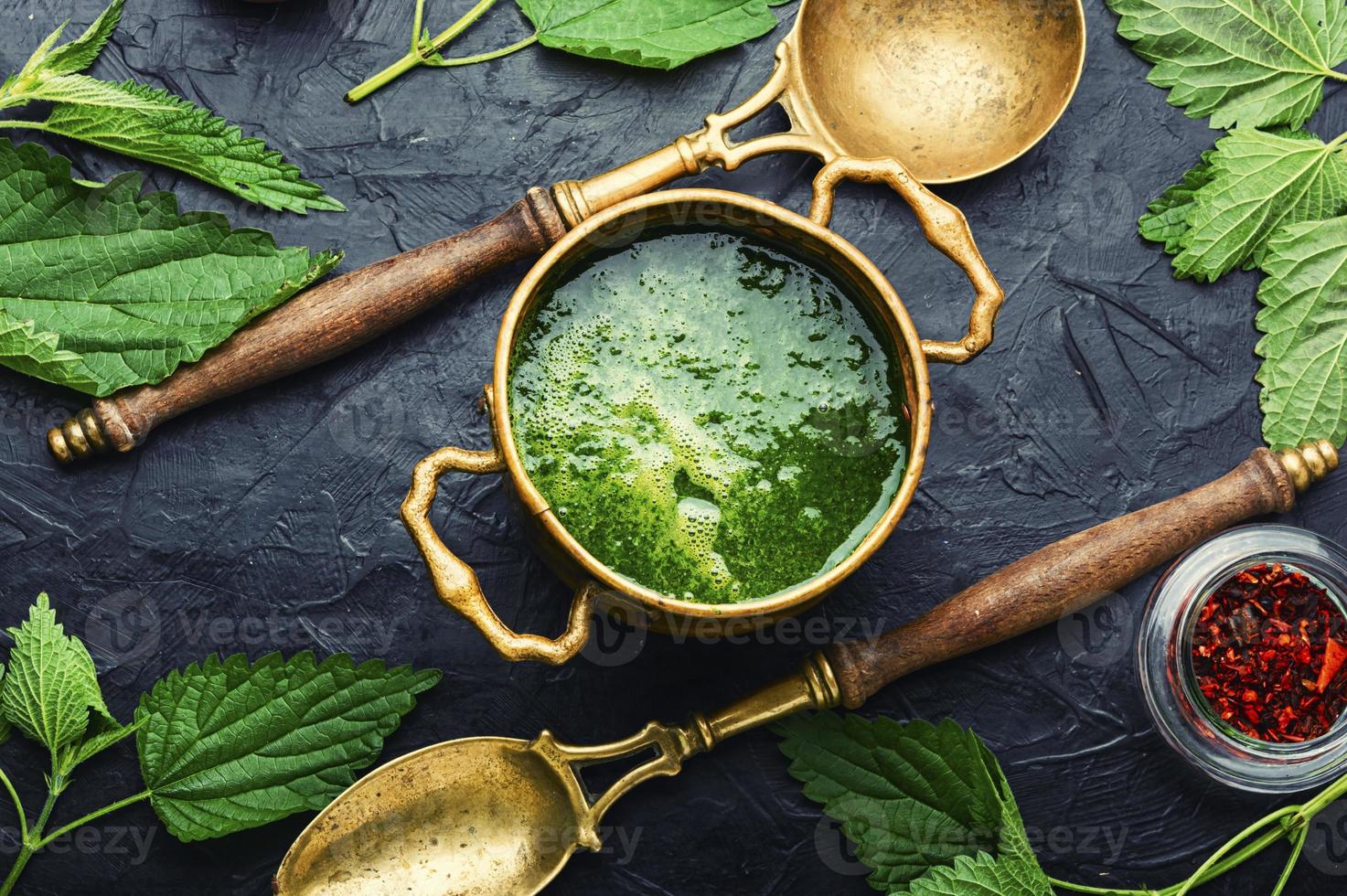 Ländliches Mittagessen, Brennnesselsuppe, Draufsicht foto