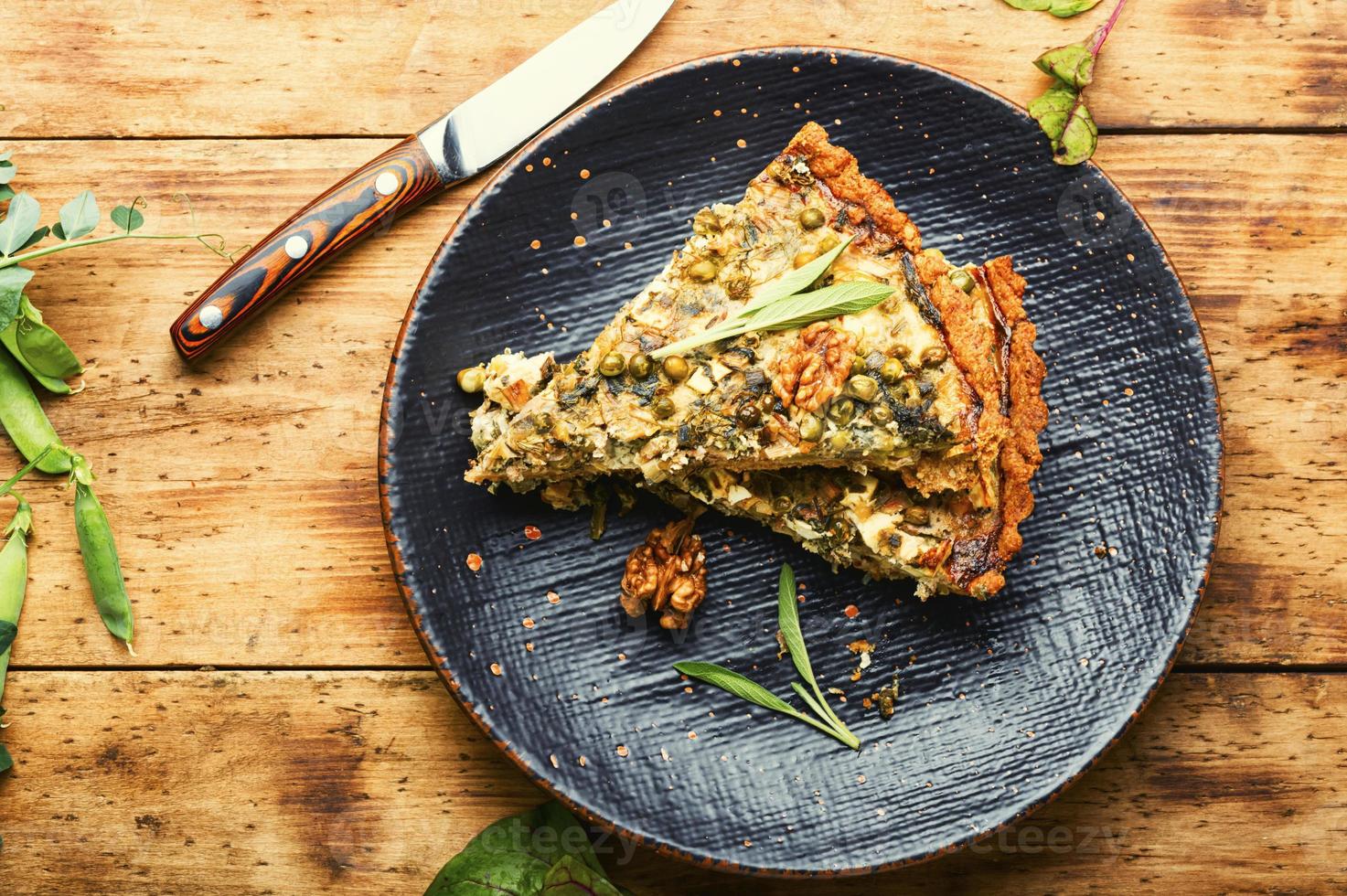 offener Kuchen mit Kräutern und grünen Erbsen foto