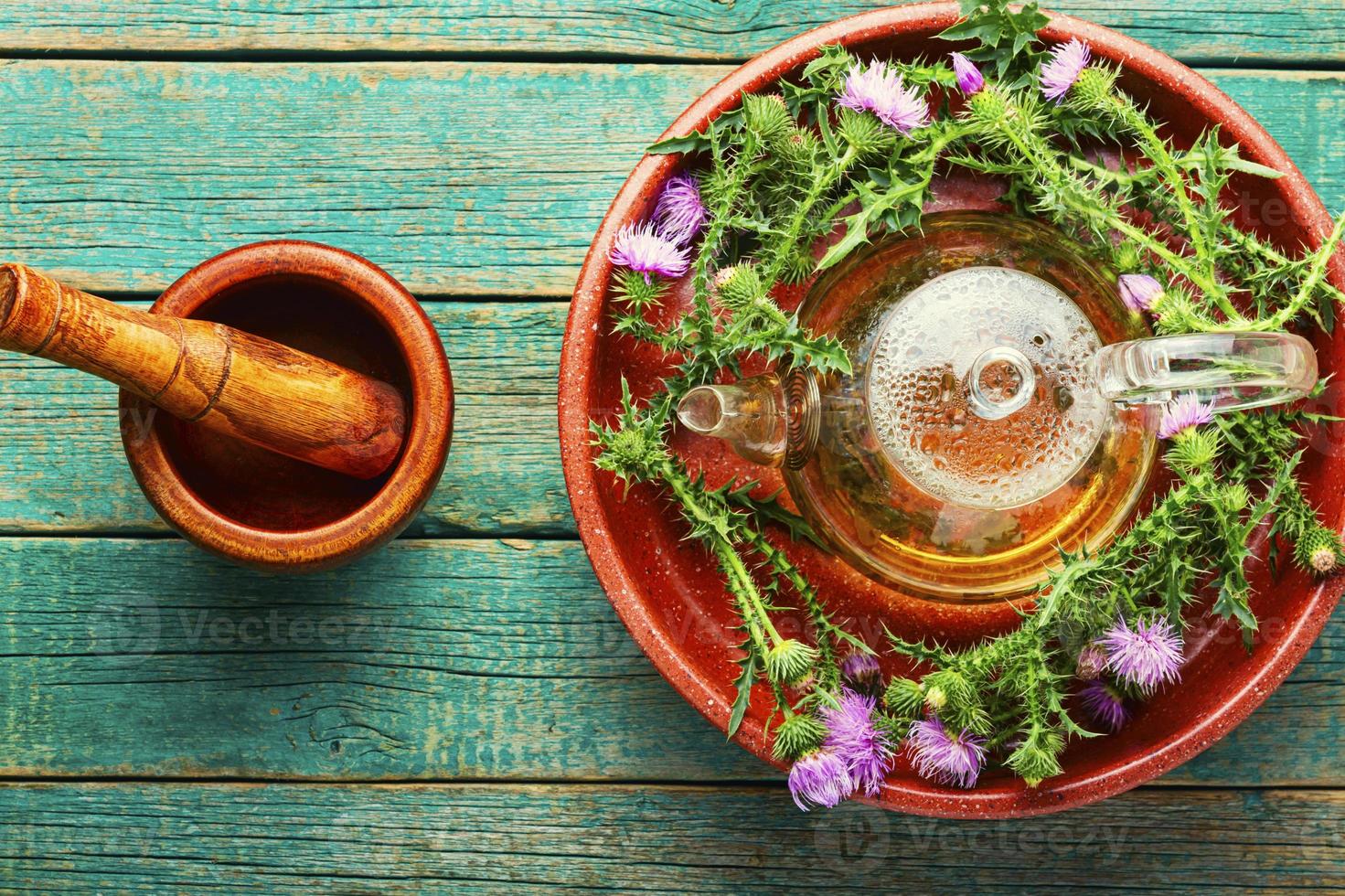 Distel in der Kräutermedizin, Holztisch foto