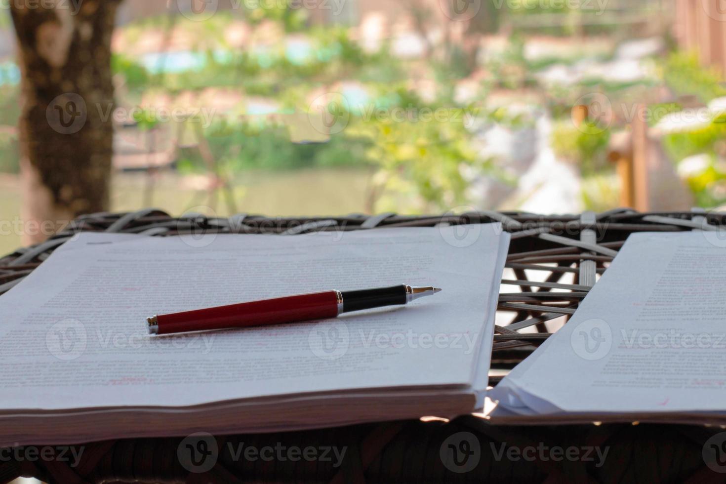 roter Stift auf verschwommenem Papierkram foto