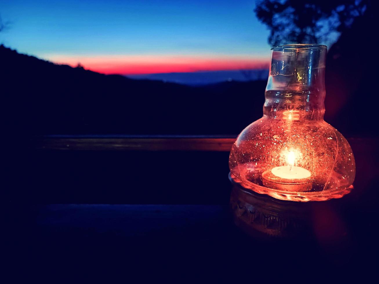 Kerzenlampe auf Holztisch auf dem Balkon foto