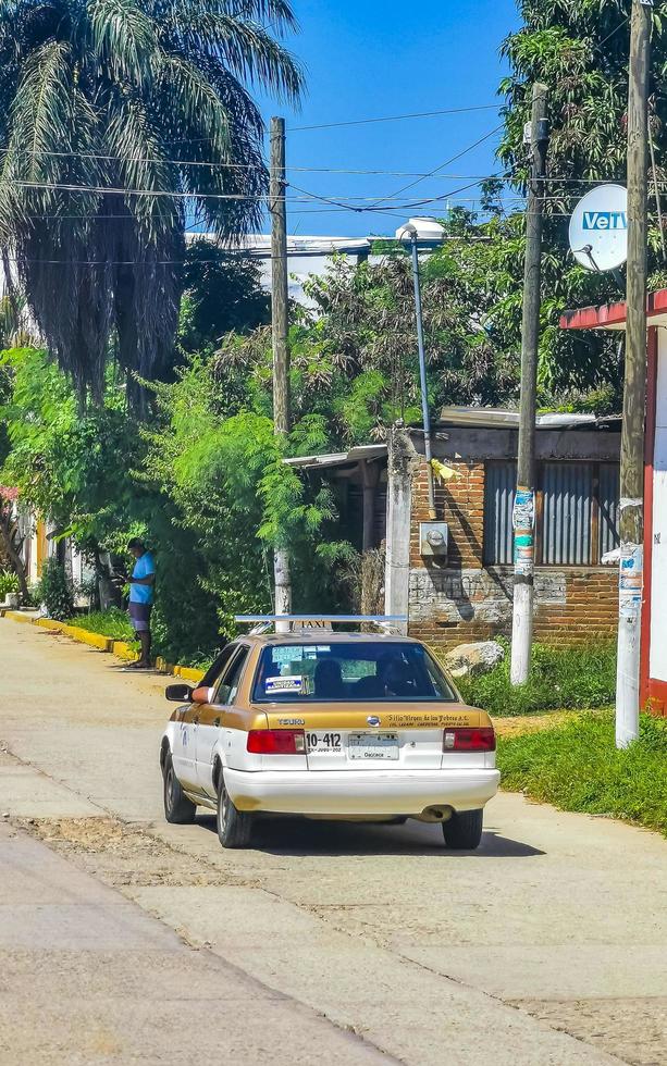 puerto escondido oaxaca mexiko 2022 grünes türkisblaues taxi auto in puerto escondido mexiko. foto