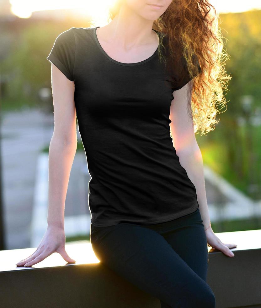 norwegen rotes haar mädchen im schwarzen t-shirt mock-up-set, schwarzes t-shirt nahaufnahme frontansicht freies foto