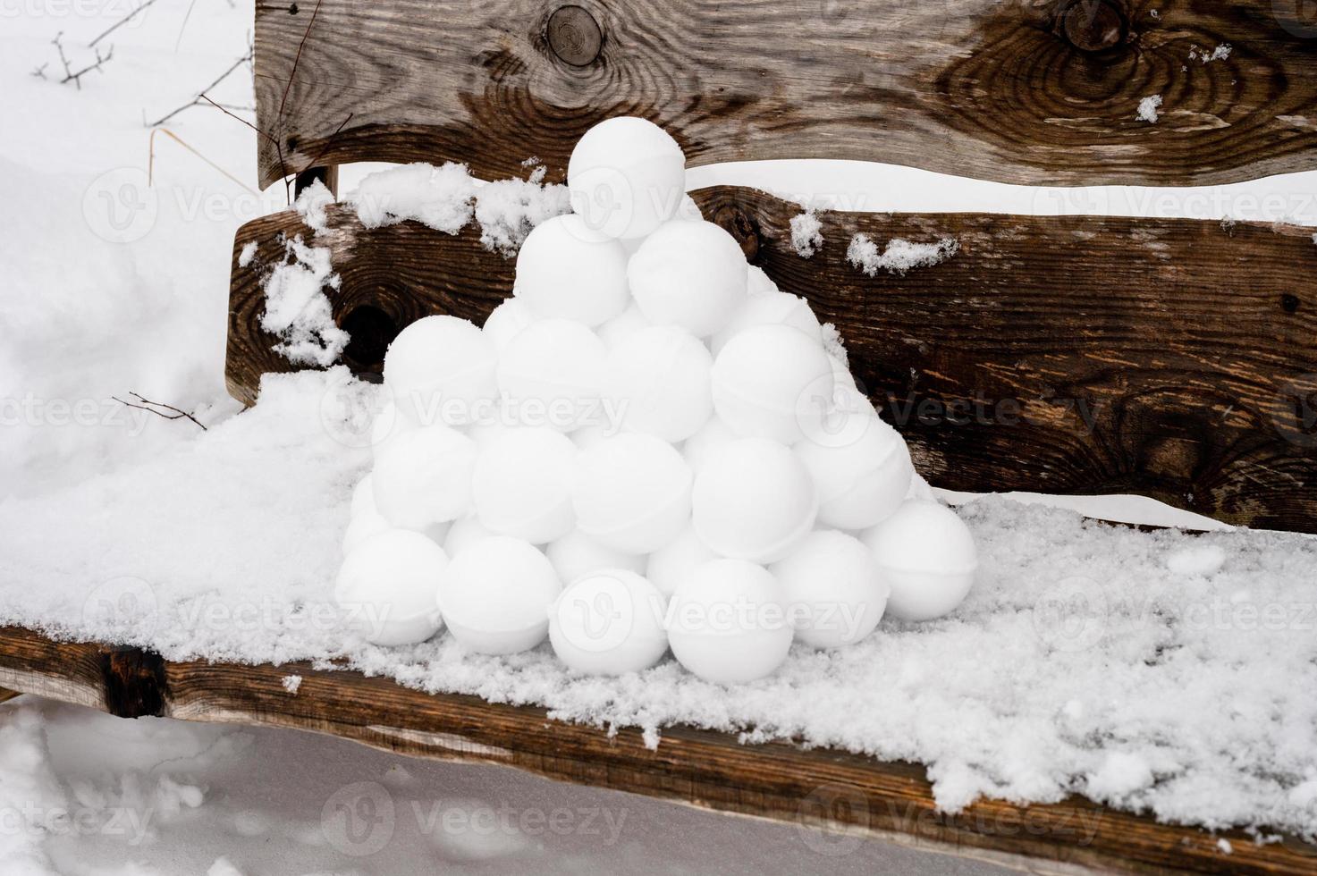 Schneebälle Pyramide Winterspiel Schnee foto