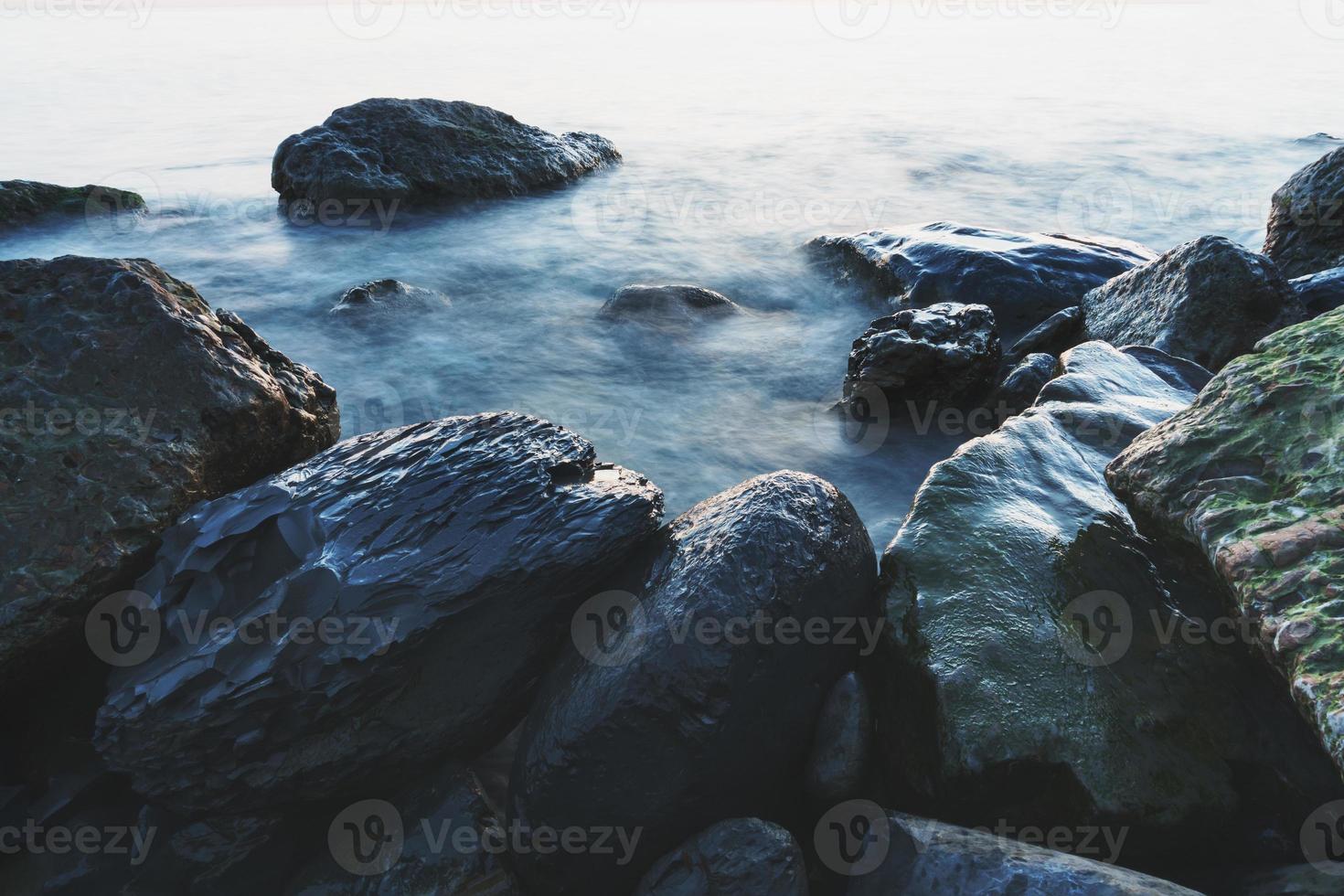 Meerwasser wäscht die Felsen an der Küste. foto