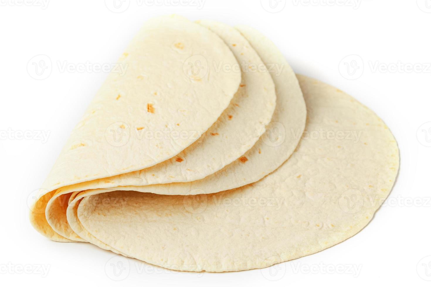 Tortilla auf einem weißen isolierten Hintergrund. Maistortilla oder einfach Tortilla ist eine Art dünnes ungesäuertes Brot aus Hominy. foto