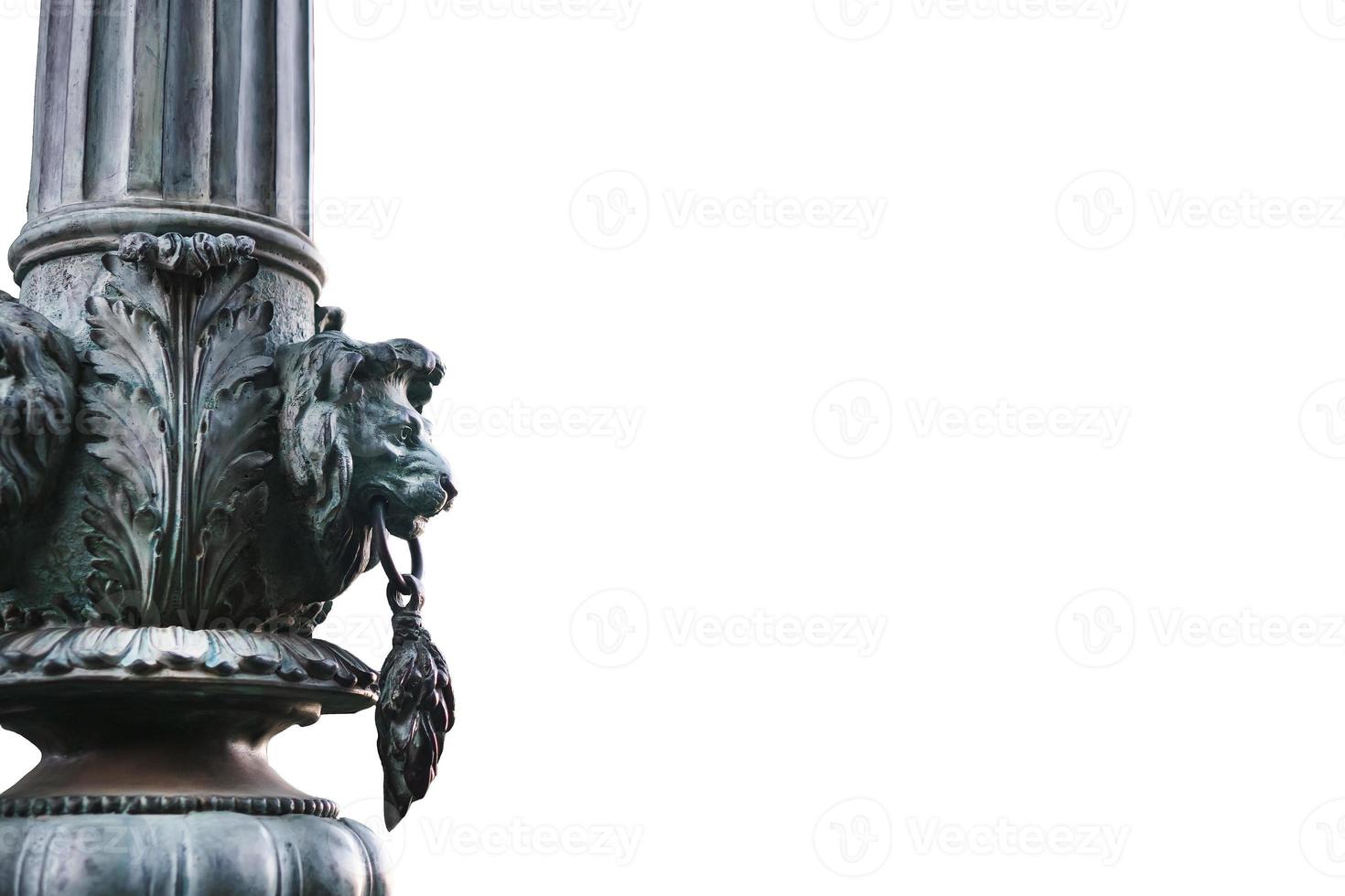 Skulptur eines Löwenkopfes im Profil aus Metall auf weißem Hintergrund. foto