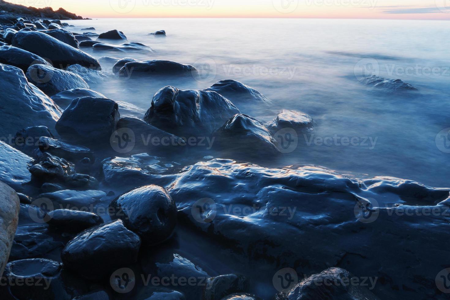 Meerwasser wäscht die Felsen an der Küste. foto