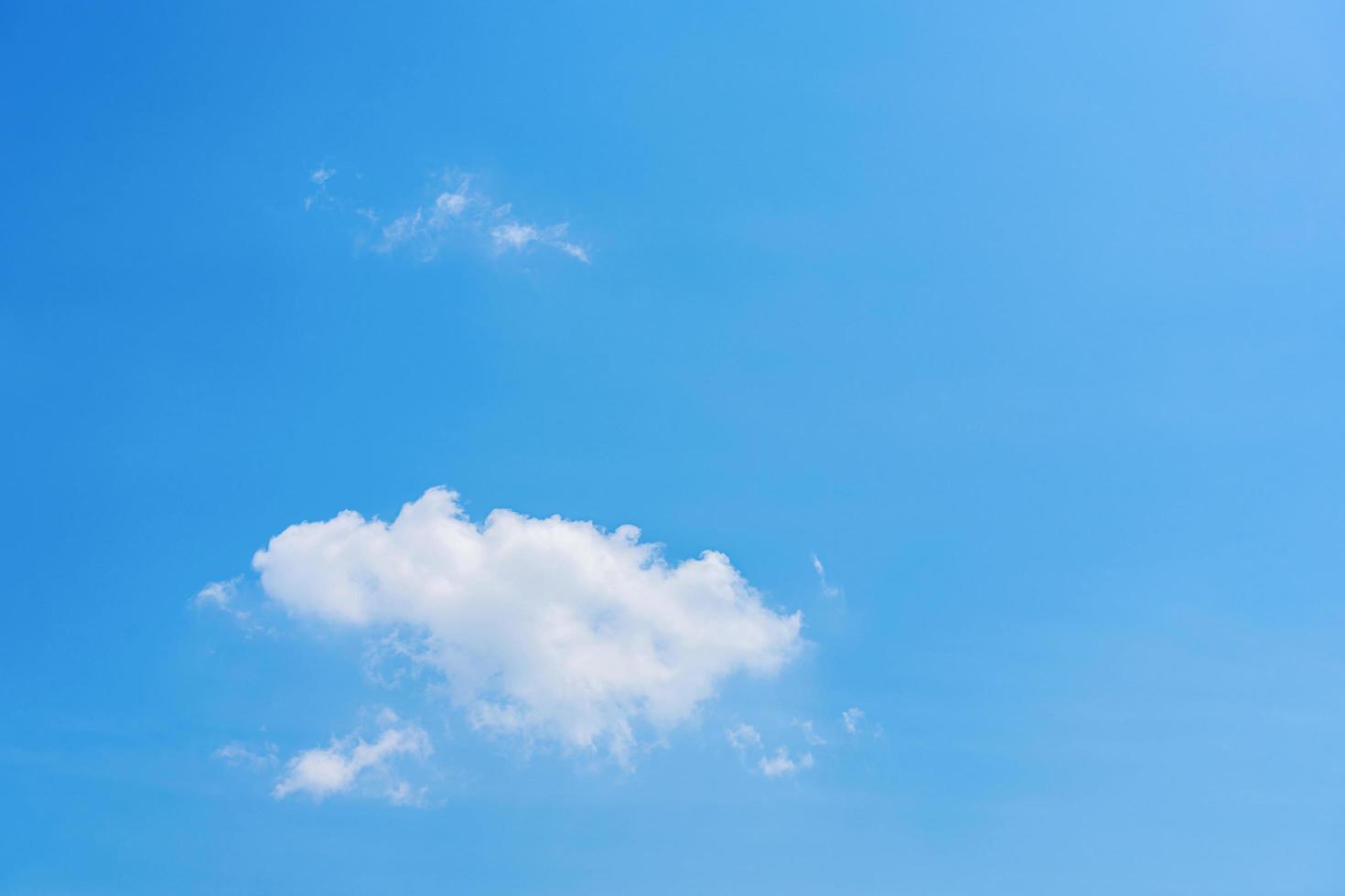 klarer blauer Himmel und Wolken für Hintergrund und Textur foto