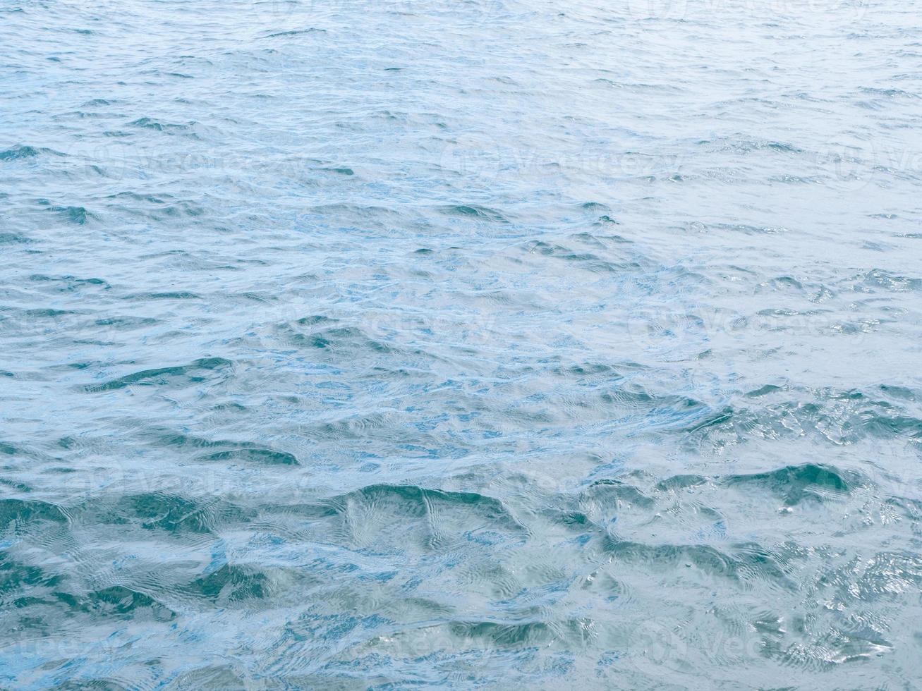 Foto einer sich kräuselnden Meerwasseroberfläche in einem Hafen