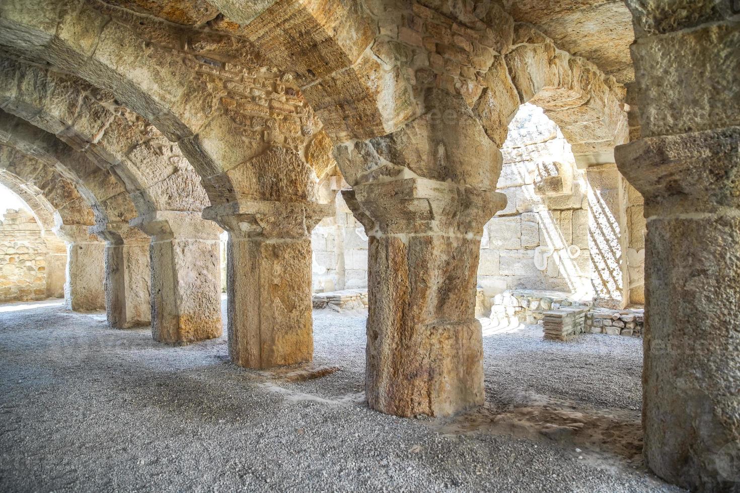 bögen in tripolis auf der mäandern antiken stadt in denizli, turkiye foto