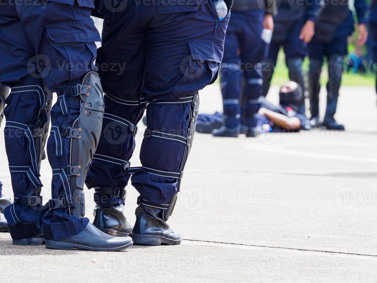 Polizeiübungen zur Kontrolle der Menschenmenge mit Schilden und Schlagstöcken. foto