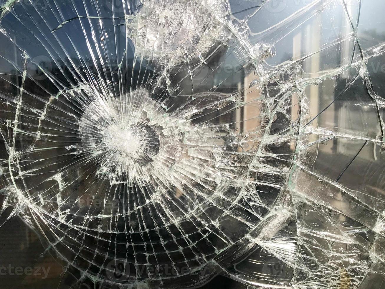 Beschädigtes Autofenster nach einem Unfall. zerbrochene Windschutzscheibe  infolge eines Unfalls, Innenansicht. Innendetails der Kabine, Blick aus der  Kabine. sichere Bewegung. kaputte Windschutzscheibe. Glasbruch und  Beschädigung. 8280103 Stock-Photo