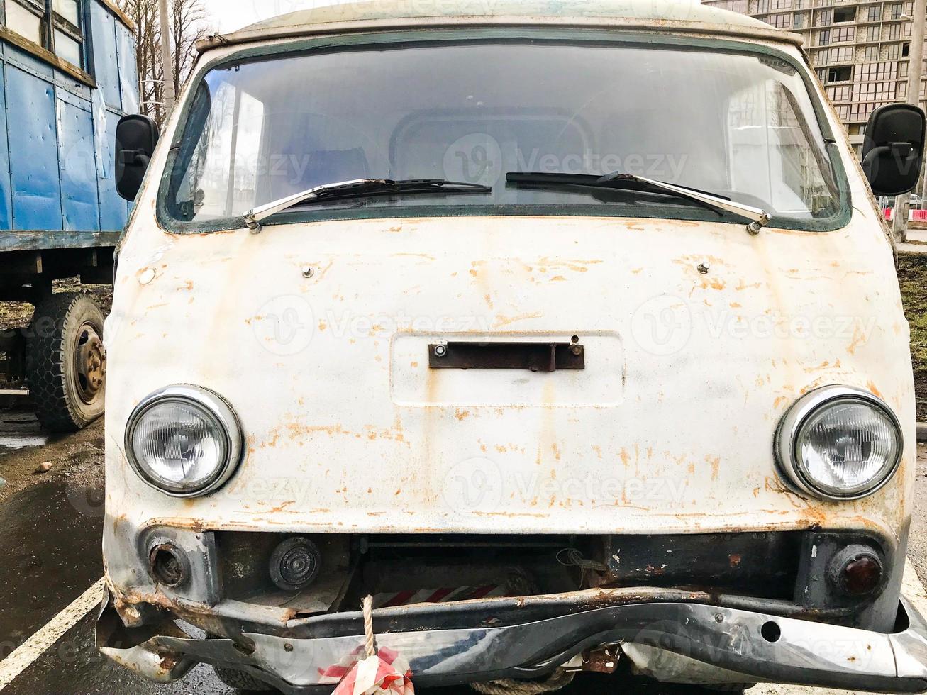 alter retro vintage hipster rostiger oxidierter metall runder auto kleinbus für hippies aus den 60er, 70er, 80er, 90er, 2000er jahren foto