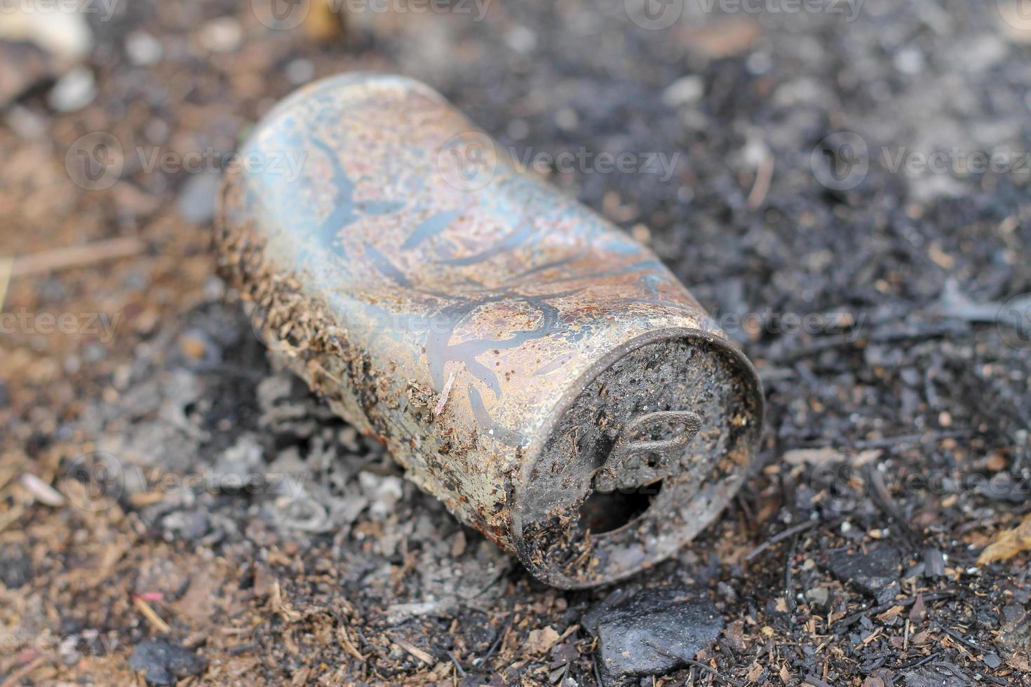 Getränkedosen wurden verbrannt. dosen sind wiederverwertbares abfall.ökologiekonzept. foto