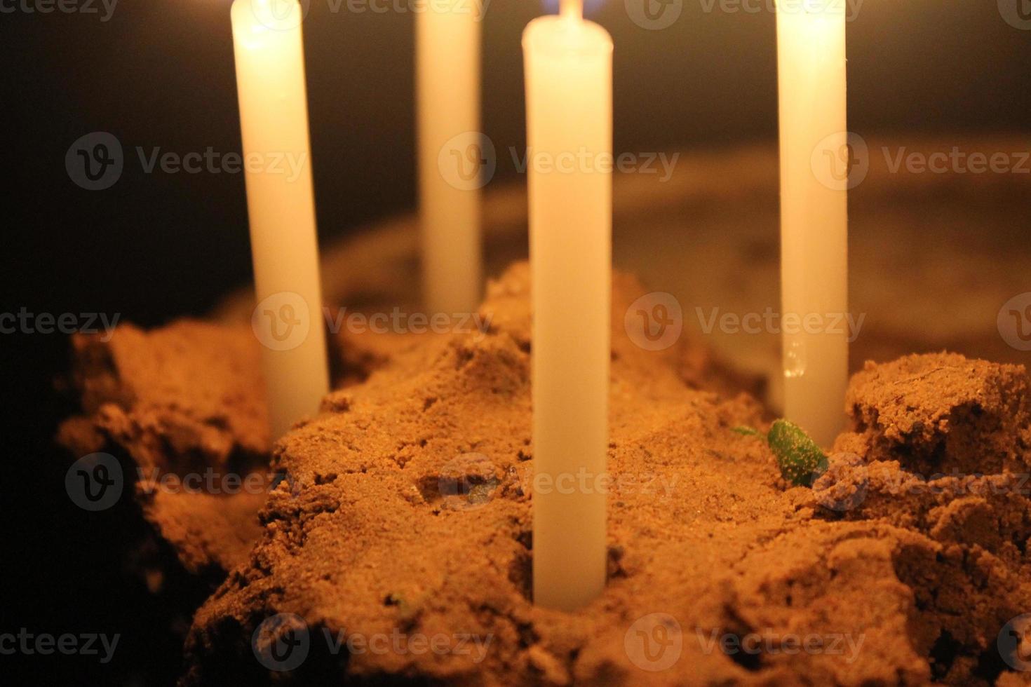 Kerzen brennen hell auf schwarzem Hintergrund foto
