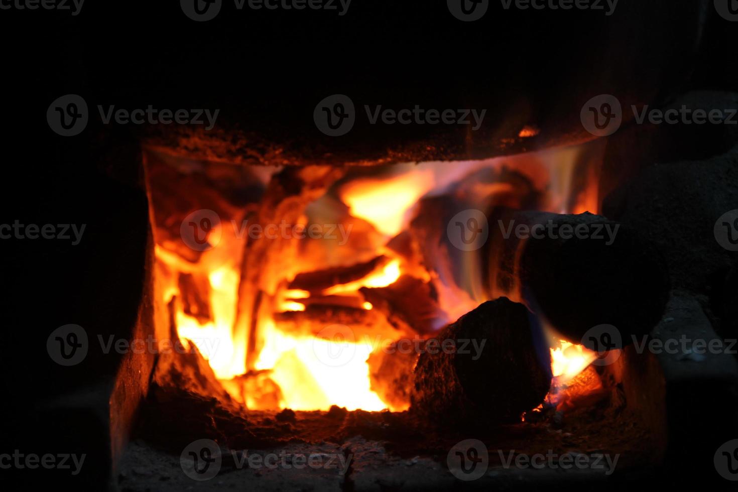 brennendes Brennholz im Ofen zum Kochen, Glut, glühende Kohlen foto