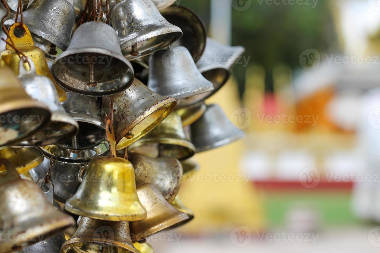 Viele Glocken zum Schreiben von Namen, um sich in thailändischen Tempeln zu verdiensten foto