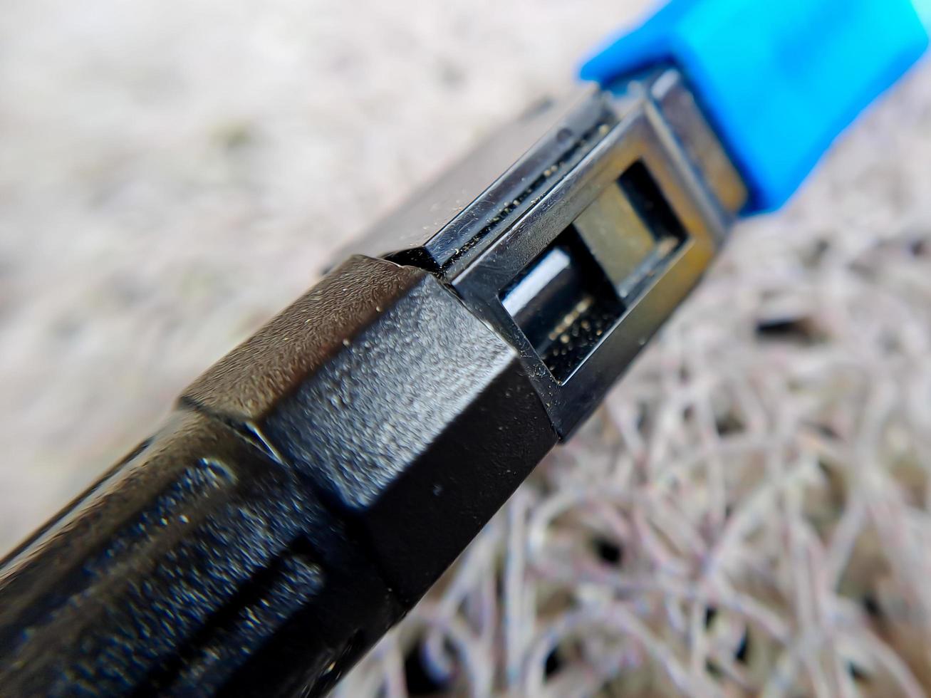 ein gebrauchtes blaues WLAN-Kabel, das nicht mehr verwendet wird, weil es kaputt ist foto