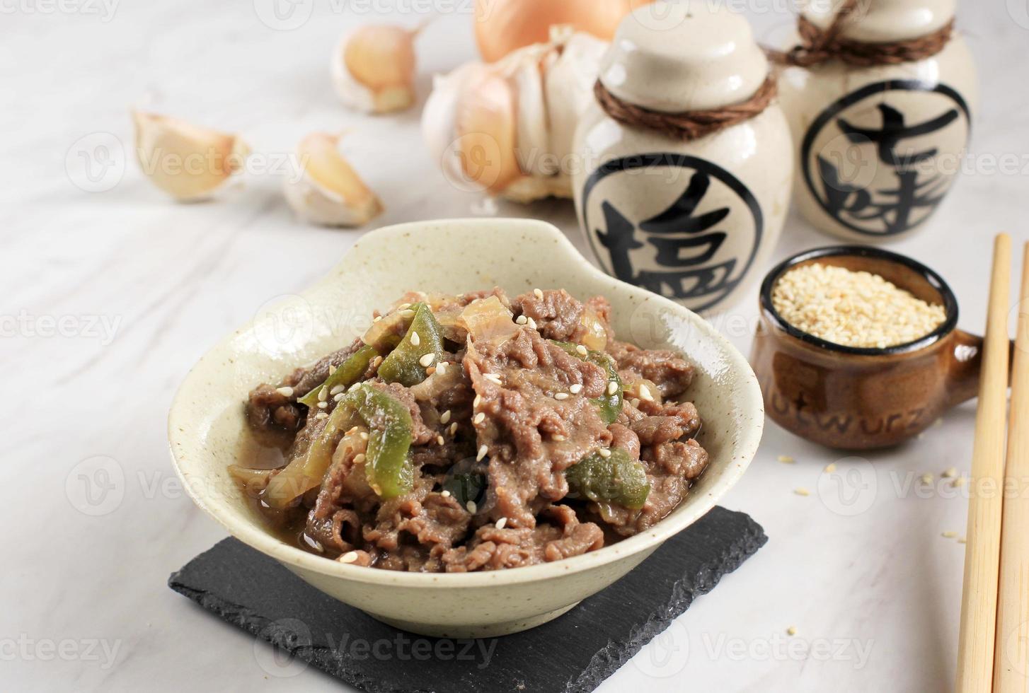 koreanisches Bulgogi-Rindfleisch mit Sesam foto