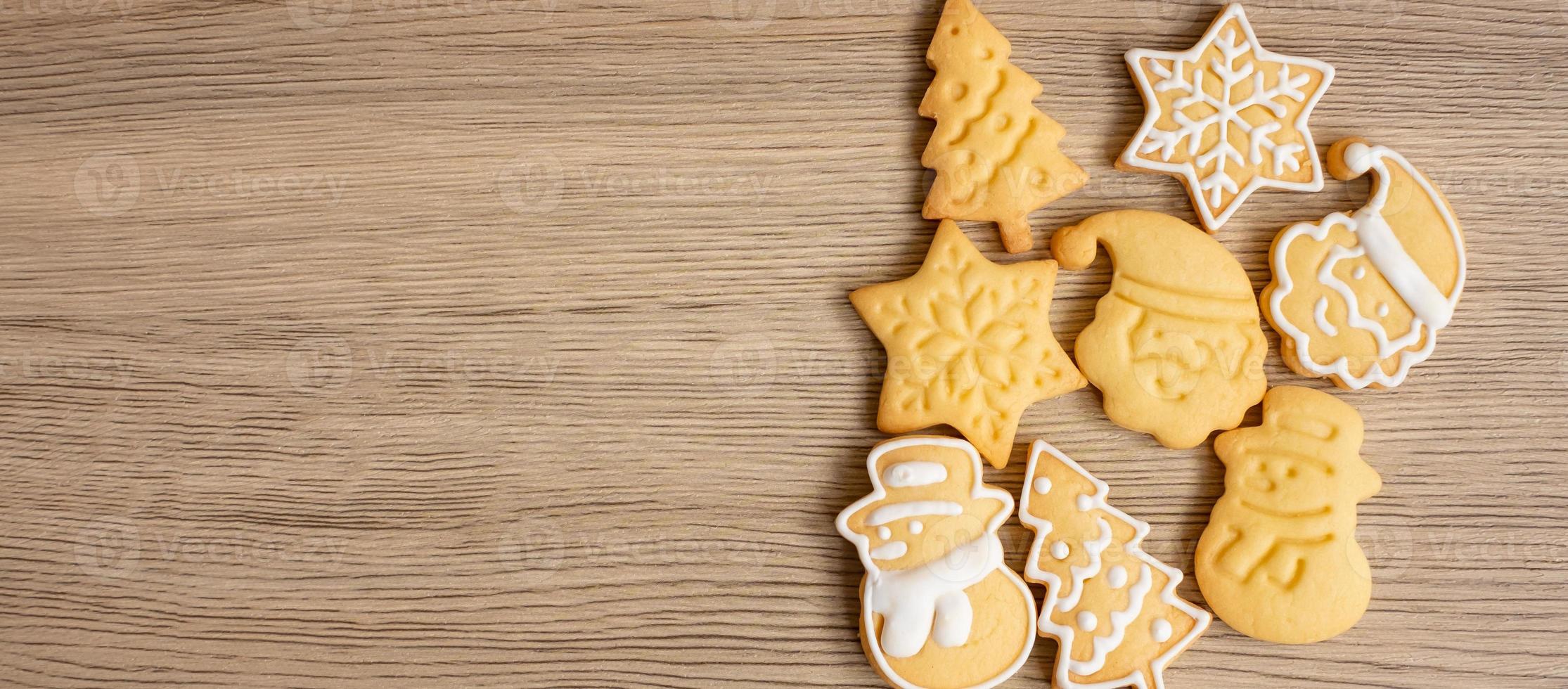 frohe weihnachten mit hausgemachten keksen auf holztischhintergrund. weihnachts-, party-, feiertags- und frohes neues jahrkonzept foto